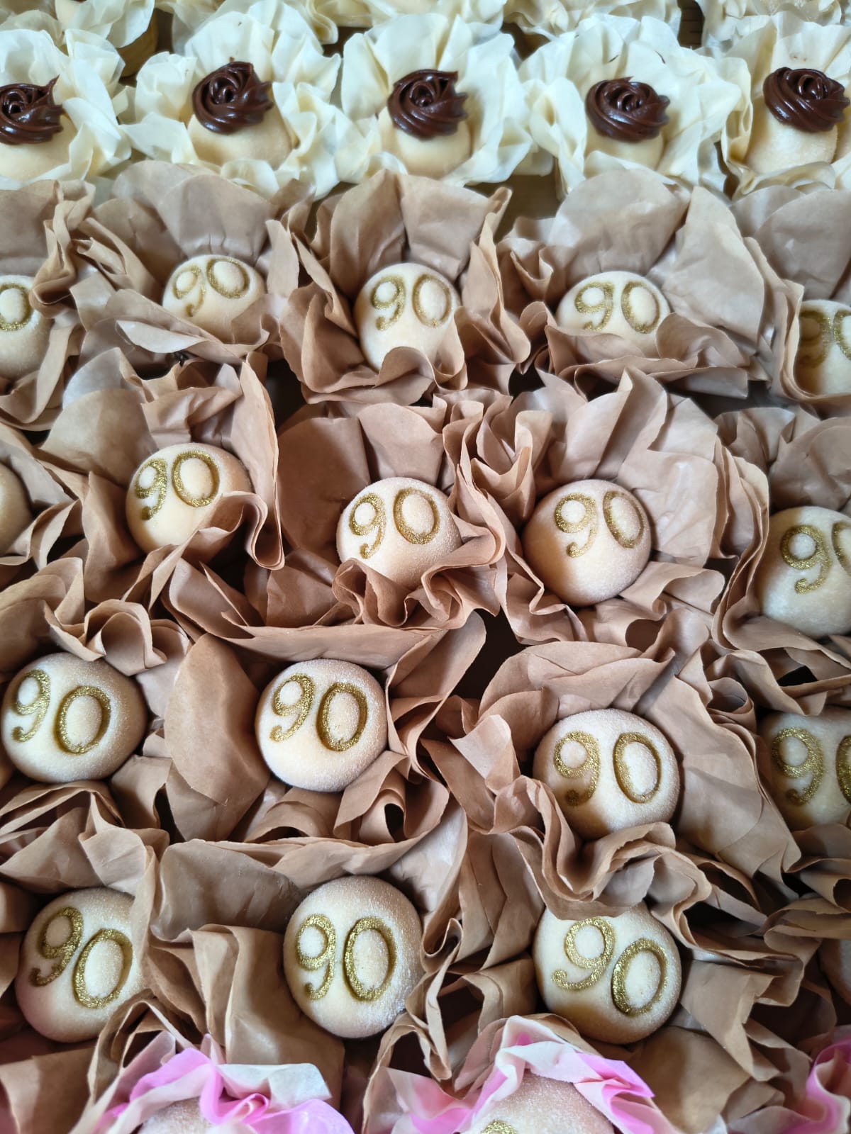 Doces personalizados com o número 90 em dourado, em forminhas rústicas