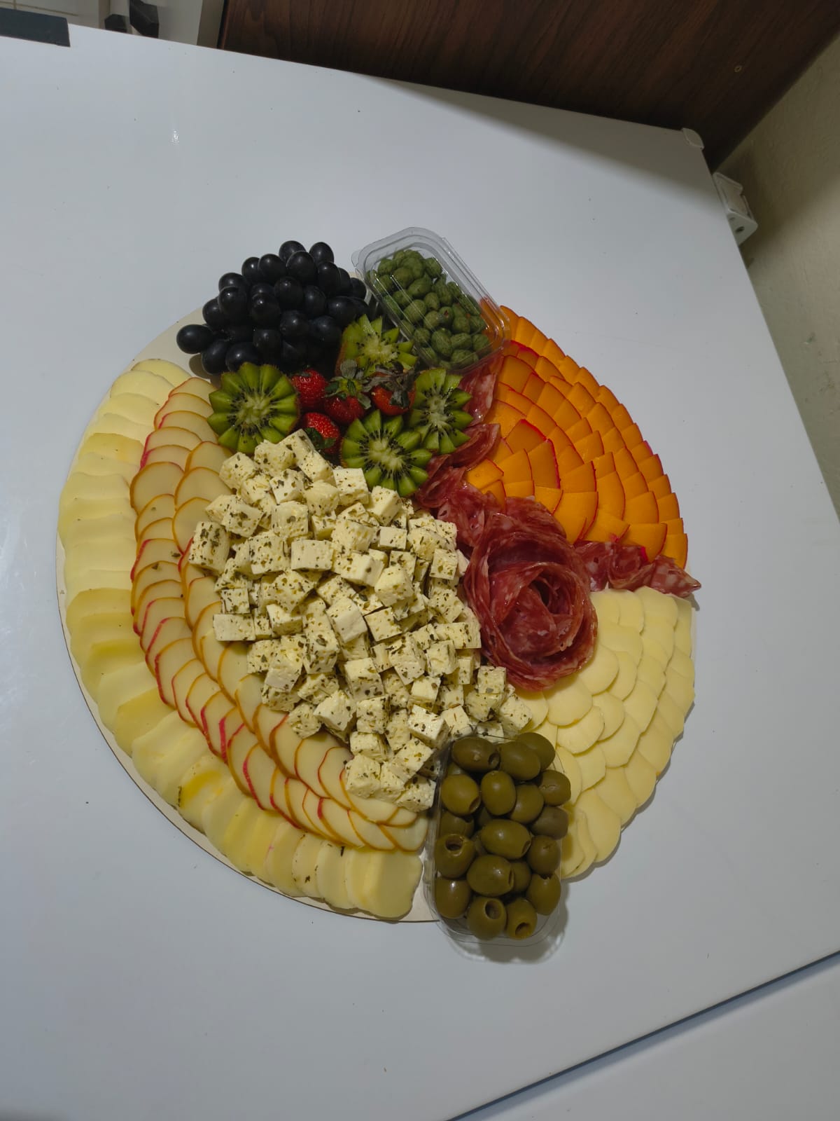 Tábua de frios com queijos, embutidos, azeitonas e frutas