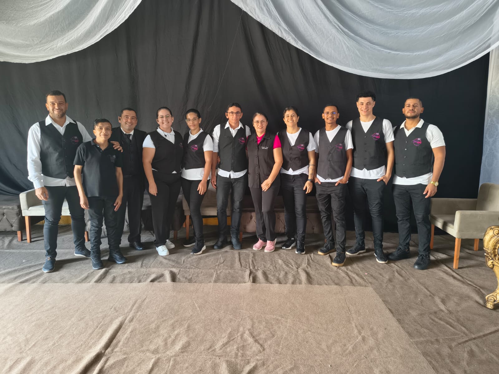 Equipe do Valsoni Lima Buffet uniformizada em um salão de eventos