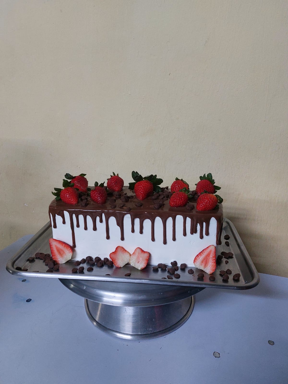 Bolo de chocolate com cobertura branca e morangos frescos