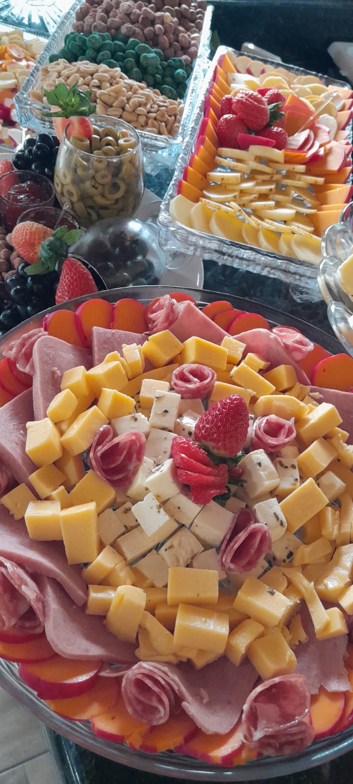Tábua de frios com queijos, embutidos, azeitonas e frutas montada pelo buffet