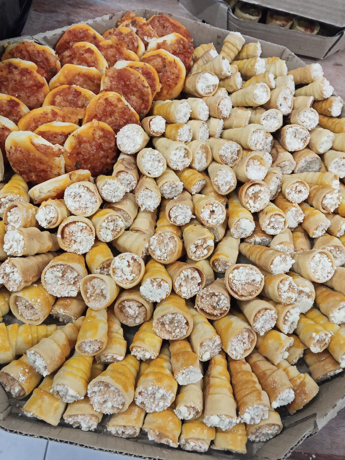 Bandeja com mini pizzas e enroladinhos assados para coffee break